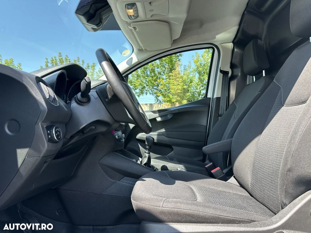 Ford Transit Courier - 13