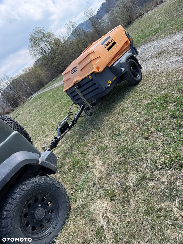 Atlas Copco XAS 97 Kompresor Śrubowy. Sprężarka. 5,5m3. Przyczepa mobilna jezdna do rejestracji. Silnik Deutz! jak Nowy 786 mtg. 2016rok. Import Norwegia! Chłodnica cyklonowa! NAOLEJACZ. Serwisowany w DEKRA Hamulec najazdowy. Opony z 2025roku. Zadbana Maszyna! OKAZJA - 26