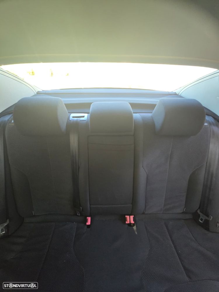 VW Passat 2.0 TDI Trendline BlueMotion - 25