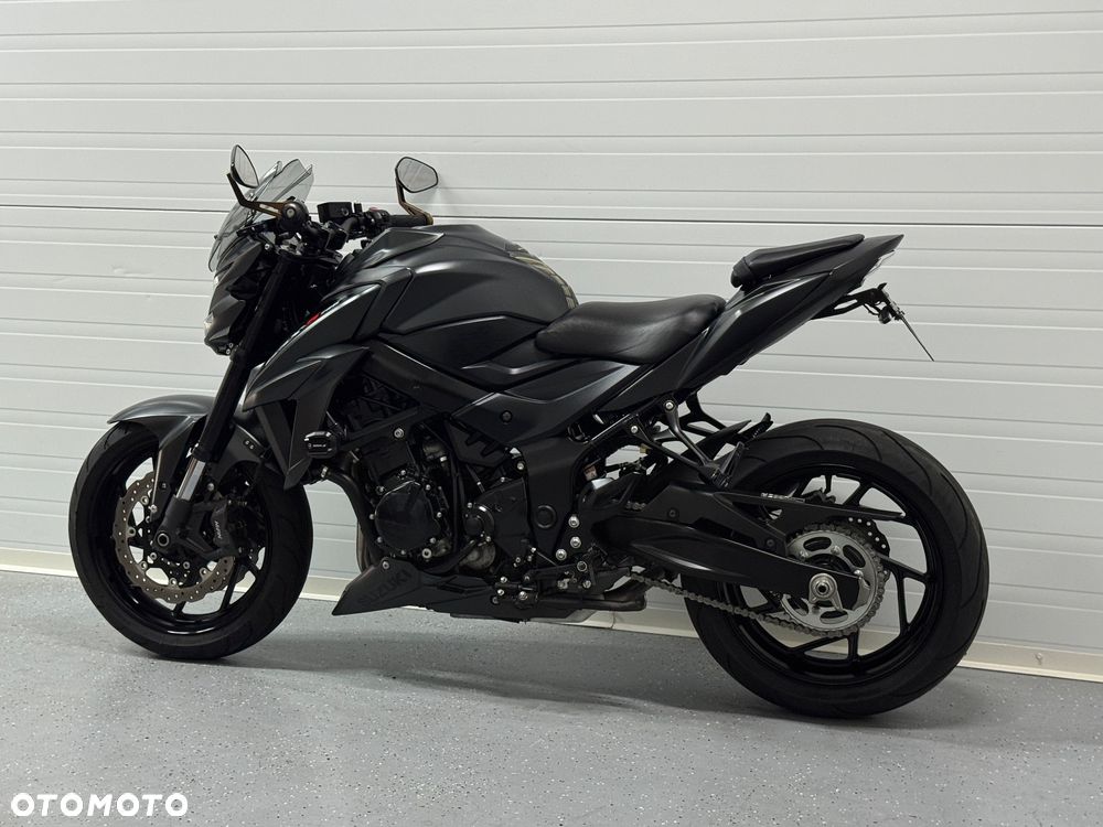 Suzuki GSX - 19