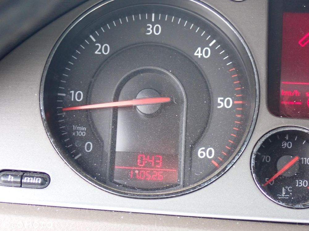 CZĘŚCI - Vw Passat B6 1,9TDI 105KM BXE KOMBI 5B JCX lakier LC8Z  2007r. INDEX - 10046 - 20