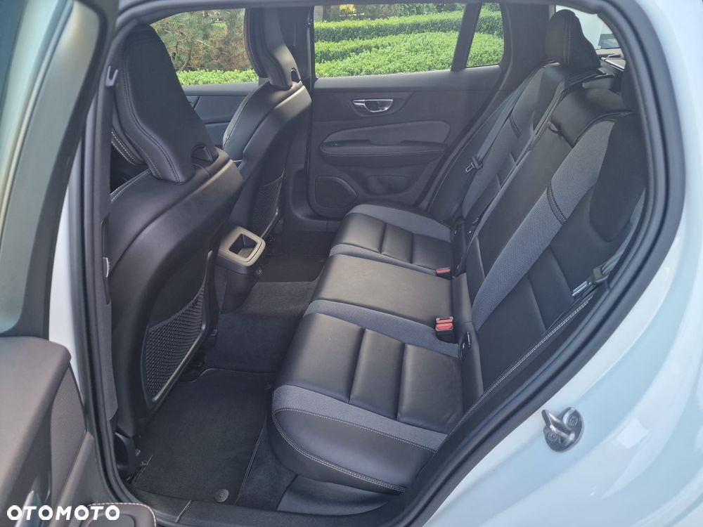 Volvo V60 B4 D Plus Dark - 19