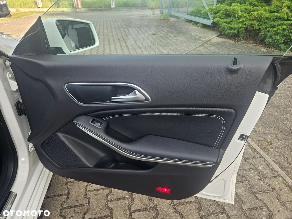 Mercedes-Benz CLA 200 UrbanStyle Edition - 22