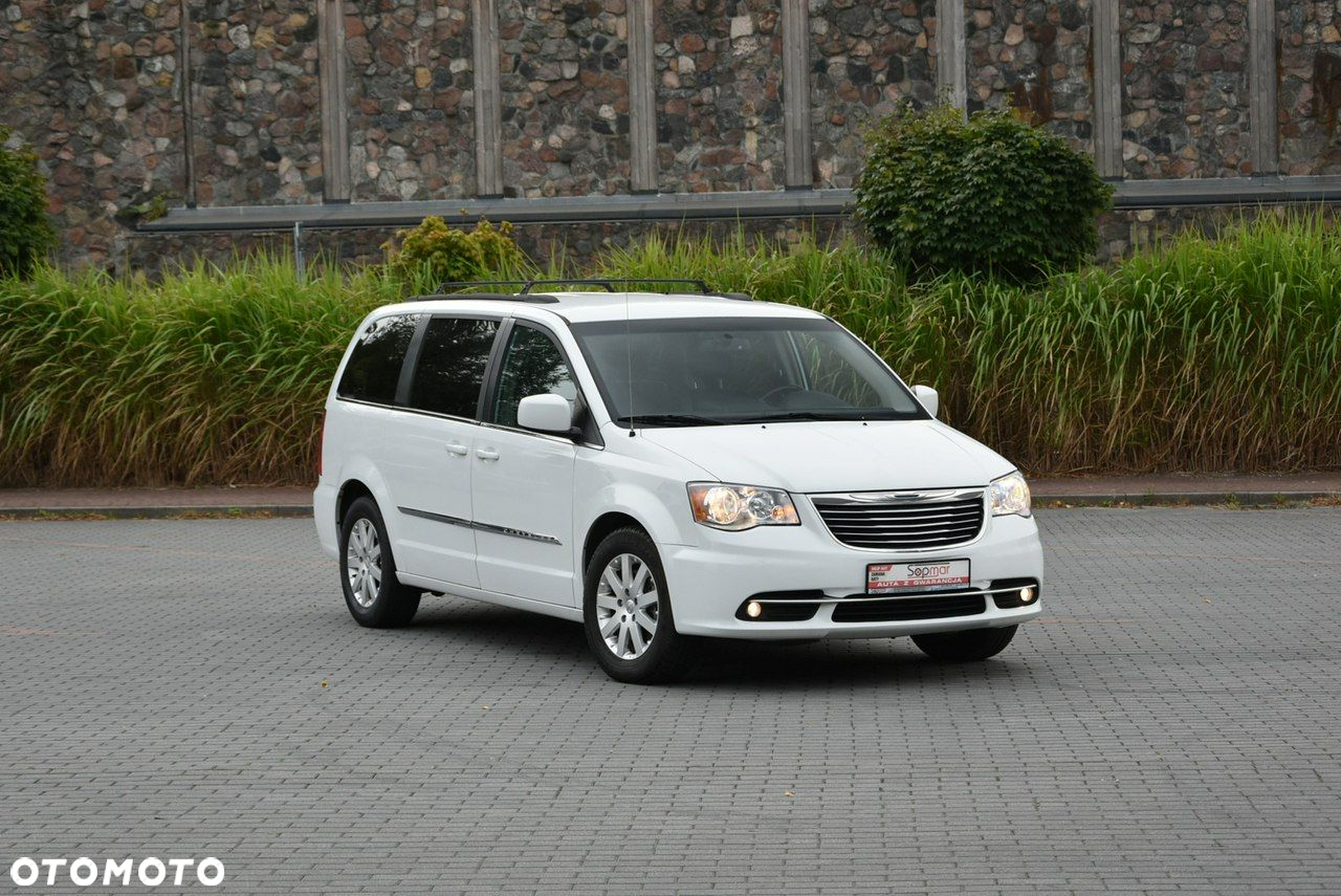 Chrysler Town & Country - 7