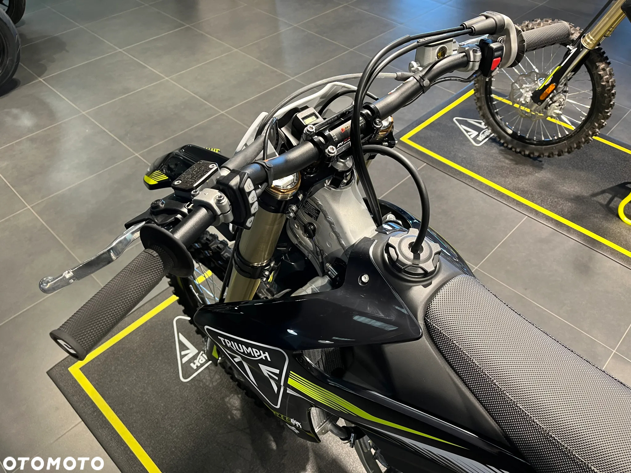 Triumph Inny - 6