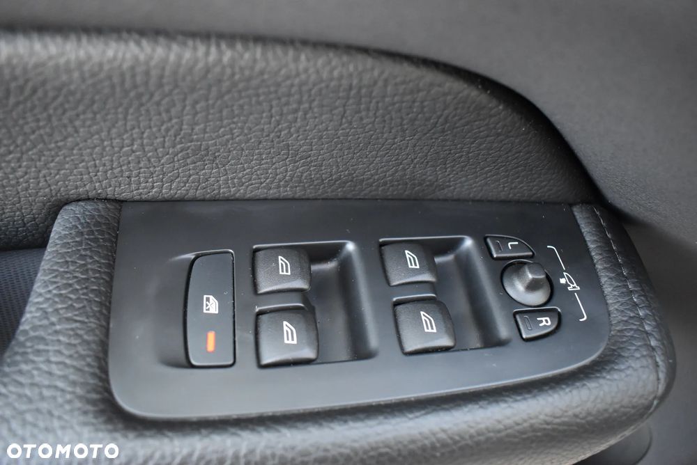 Volvo XC 60 B4 B Momentum Pro - 24