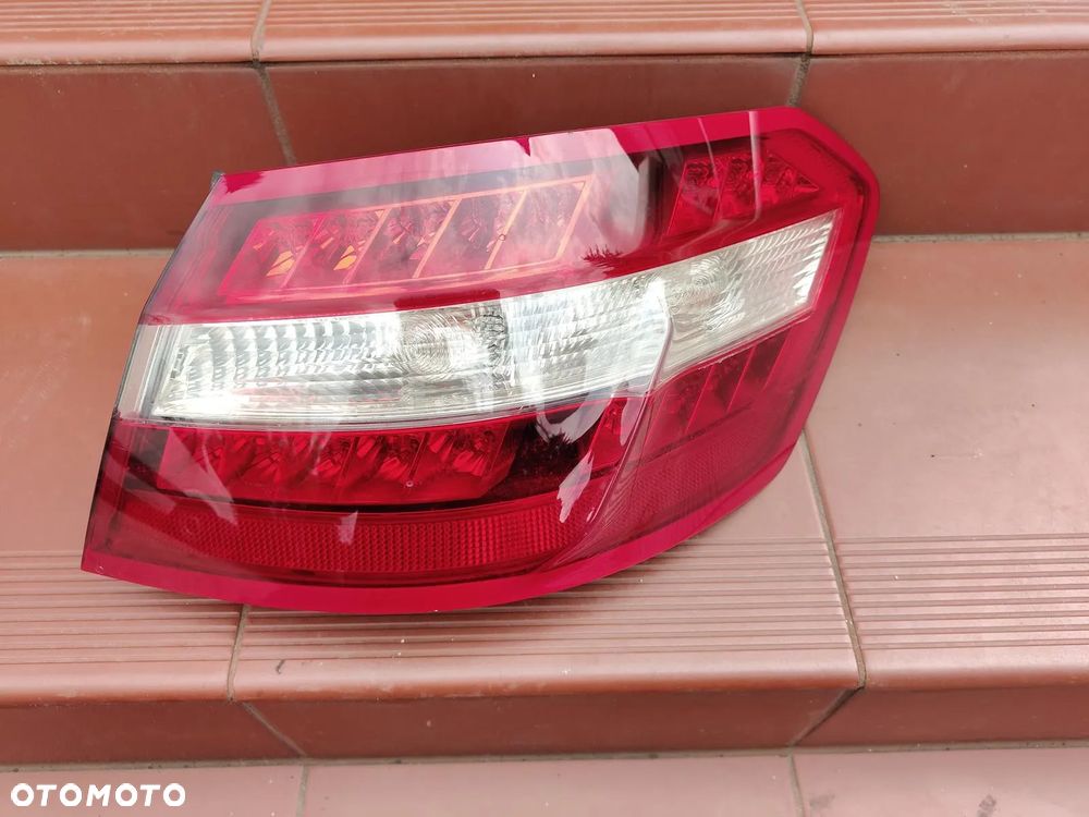 MERCEDES W212 Sedan Lampa Tylna Prawa Led Tył - 1