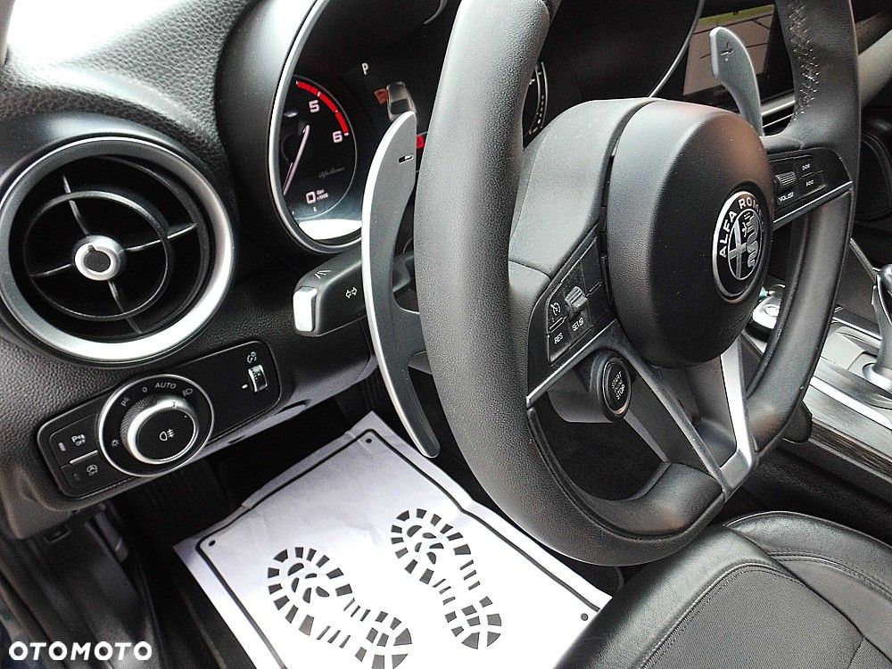Alfa Romeo Giulia 2.2 AT8 Business - 24