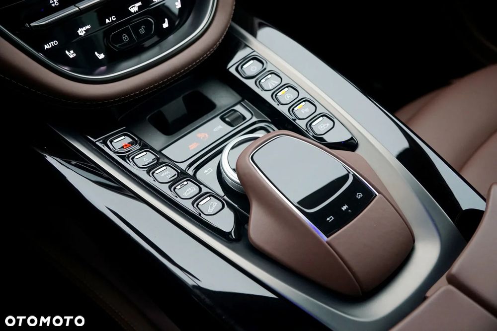 Aston Martin DBX - 37