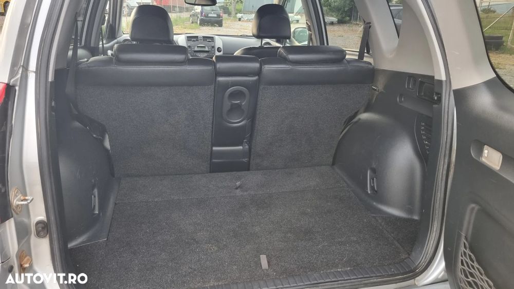 Toyota RAV4 2.2L D-CAT M/T Luxury - 16