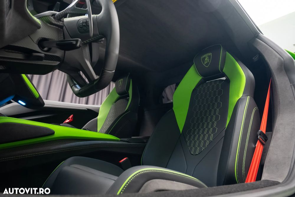 Lamborghini Revuelto - 12