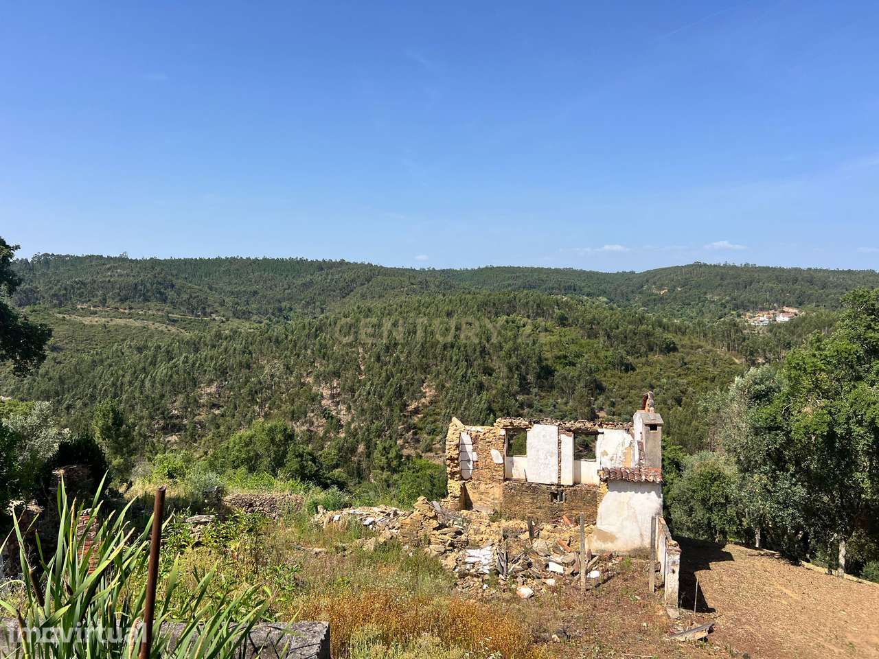 Casa em pedra, reconstrução total 126m2 e terreno com 2.120m2 - Grande imagem: 2/32