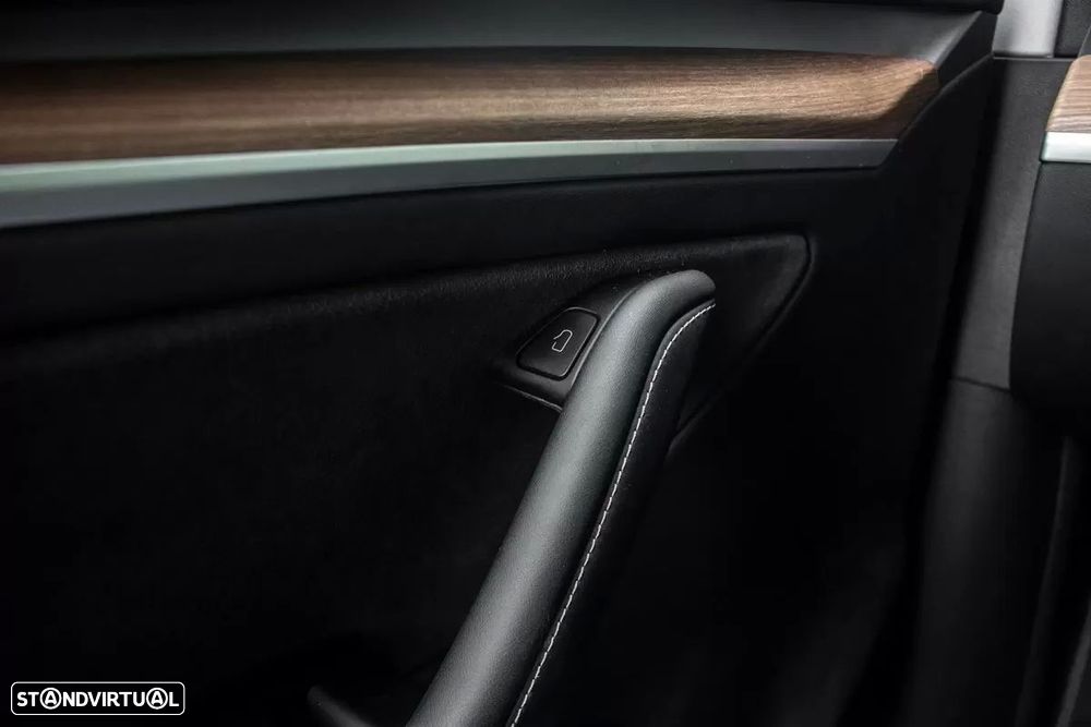 Tesla Model Y - 17