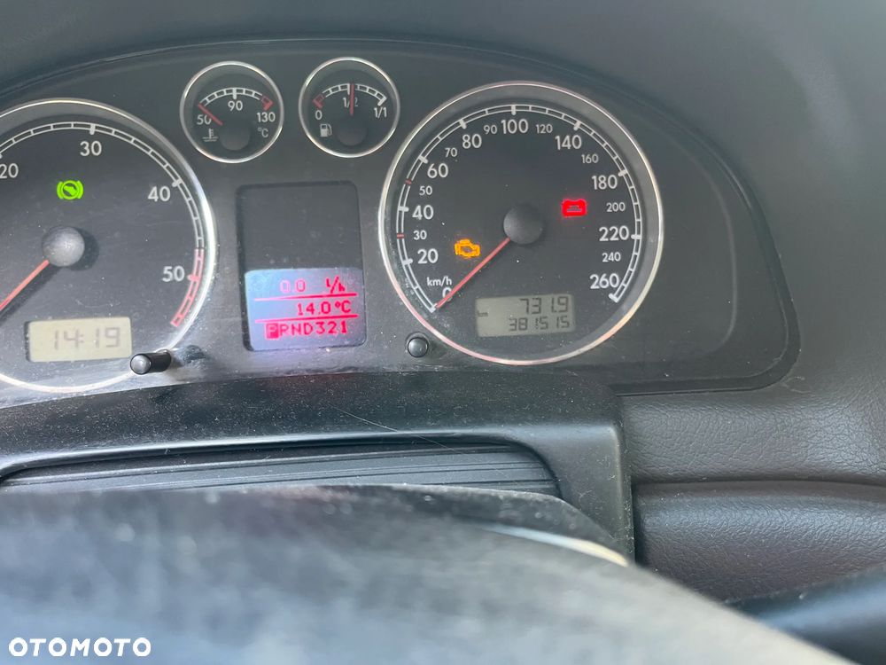 Volkswagen Passat 1.9 TDI Highline - 26