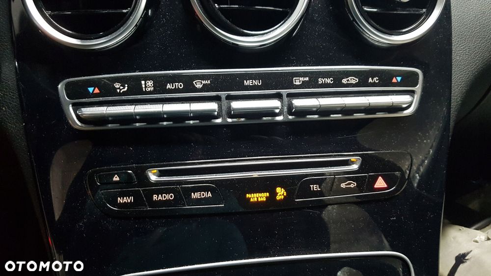 mercedes c klasa w205 panel radia europa - 1