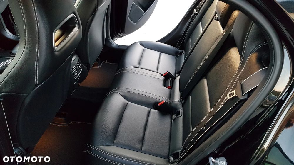Mercedes-Benz GLA 180 7G-DCT AMG Line - 25