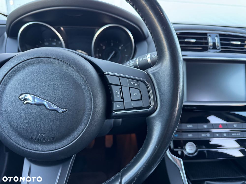 Jaguar XE E-Performance Pure - 14