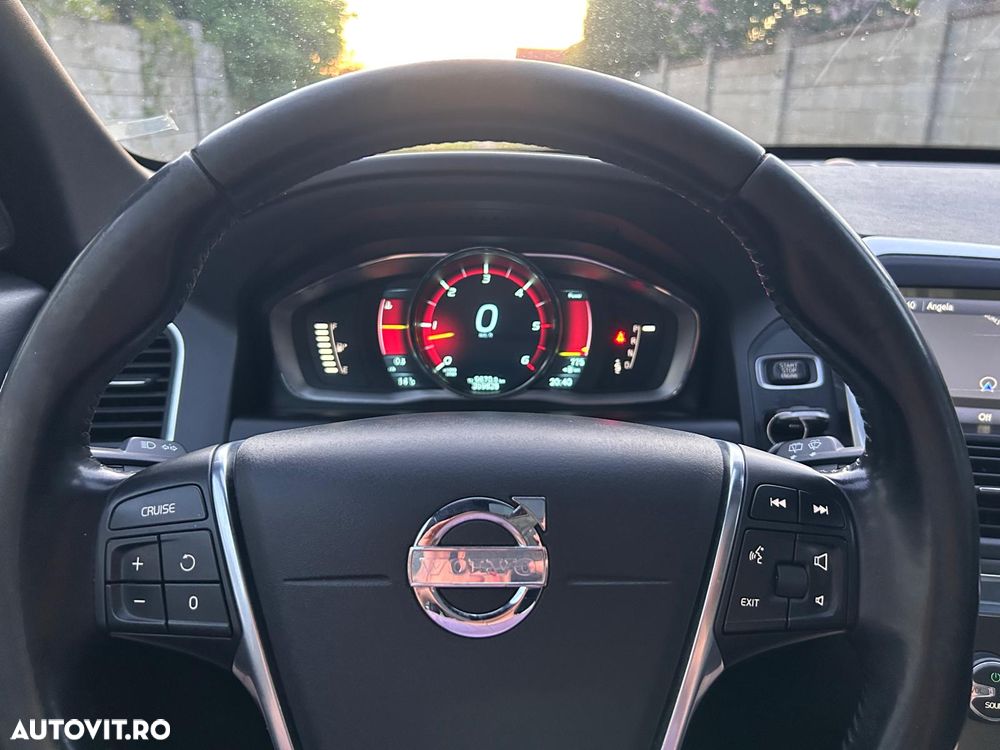 Volvo XC 60 D5 AWD Momentum - 11