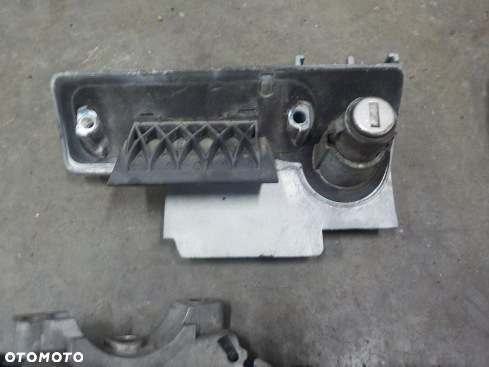 VW T6 STACYJKA  KLAMKA LEWA WKŁADKA TYŁ - 2