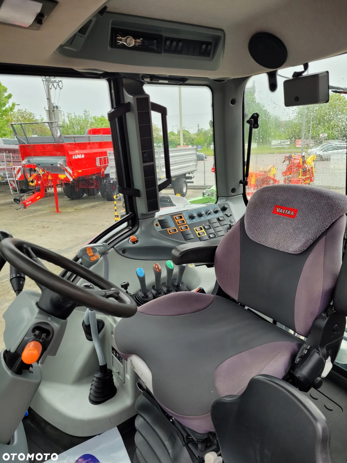 Valtra N123 HiTech ładowacz QUICKE - 18