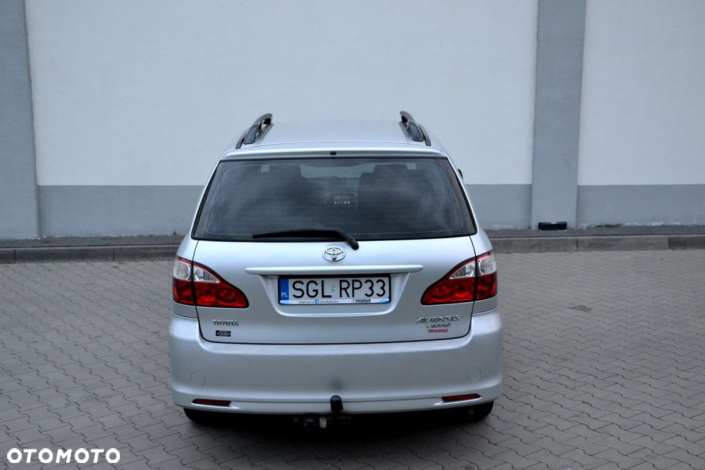 Toyota Avensis Verso 2.0 - 11