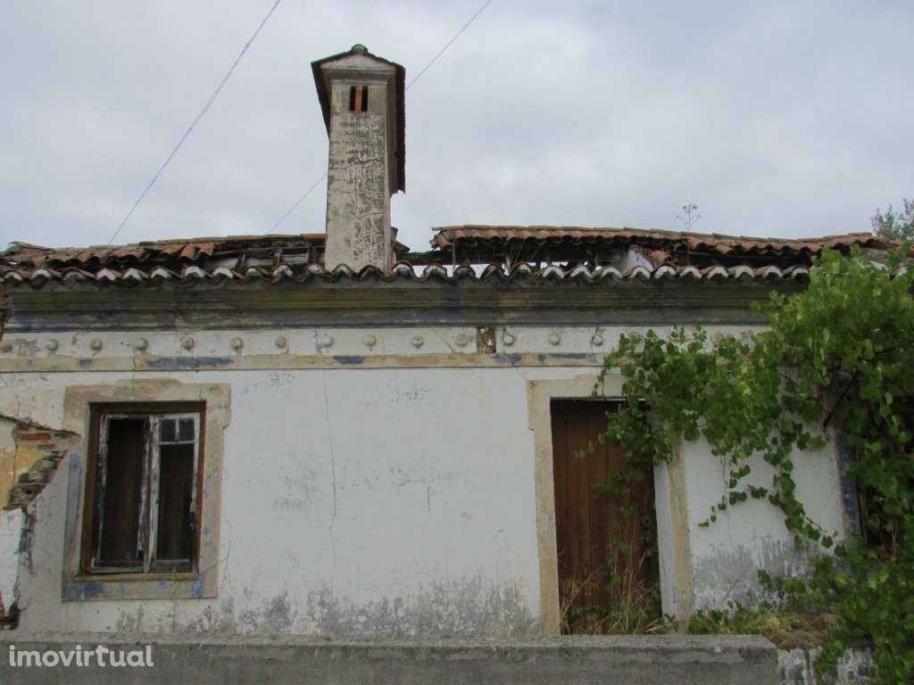 Moradia para recuperar com terreno - Grande imagem: 3/8