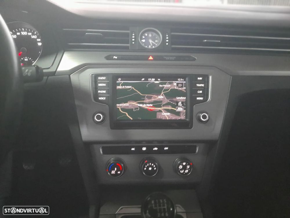 VW Passat 1.6 TDI BlueMotion - 24