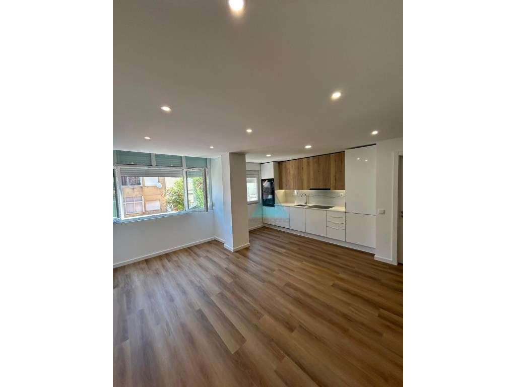 NOVIDADE * * T3 * * Seixal * * REMODELADO ** com SUITE - Grande imagem: 2/19