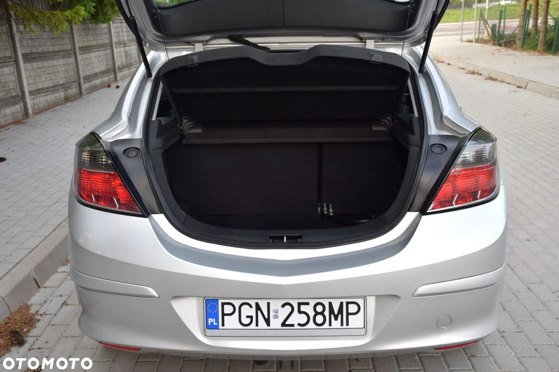 Opel Astra III GTC 1.6 Cosmo - 14
