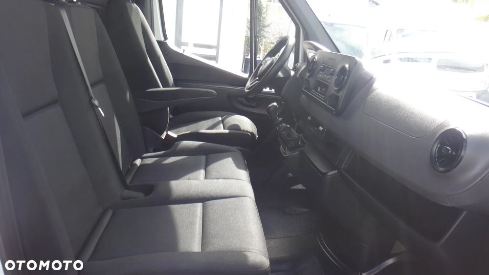 Mercedes-Benz Sprinter - 11