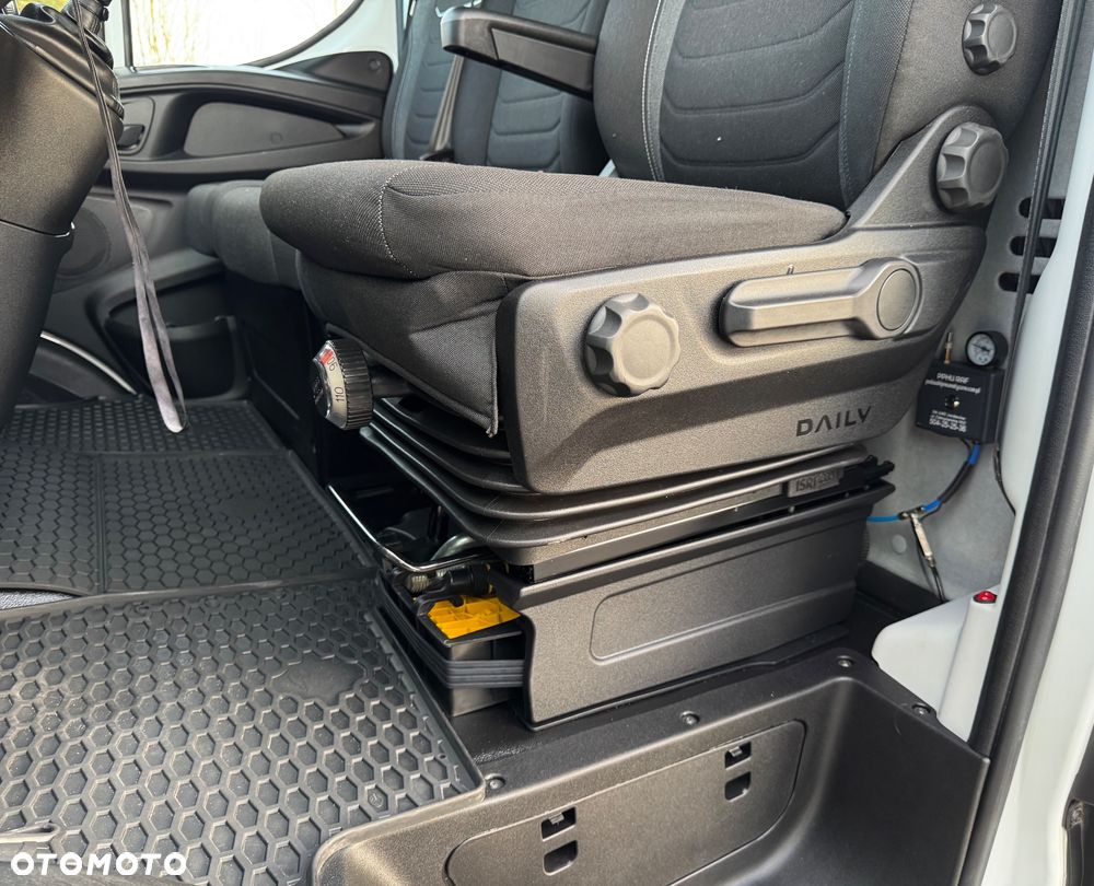 Iveco Daily 2022r‼️35S18‼️ 3.0 HI-MATIC Kontener 9 Palet Niski przebieg ‼️TEMPOMAT Aktywny Full LED Salon Polska Poduszki Pneumatyczne 4.50x2.20x2.20 z tyłu drzwi NAVI 3.5T Bogata Wersja Lekka zabudowa - 24