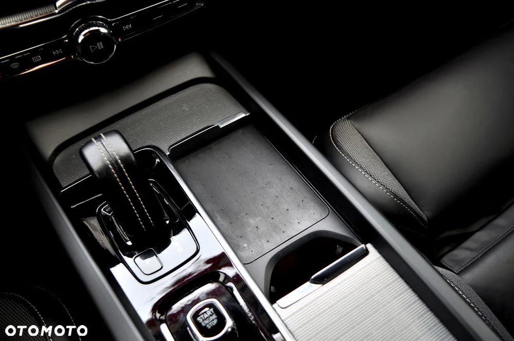 Volvo XC 60 B4 D AWD Ultimate Dark - 25