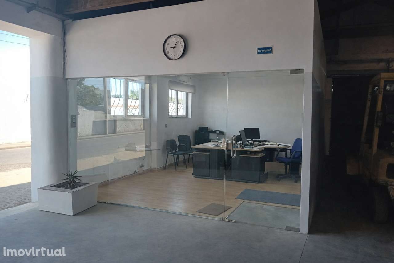 INSTALAÇÕES INDUSTRIAIS 698 m² – TRIFÁSICO – VÁRIAS PORTÕES – AZINHAGA - Grande imagem: 4/4