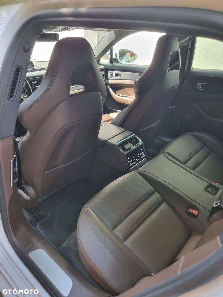 Porsche Panamera 4 e-Hybrid Sport Turismo - 29
