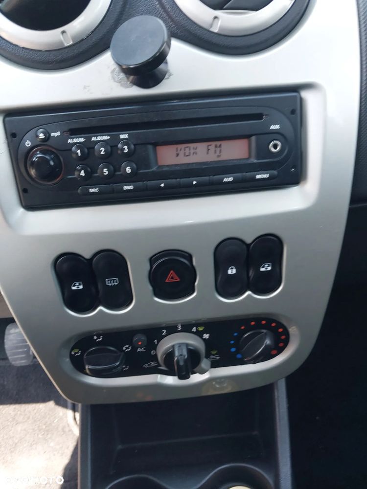 Dacia Sandero 1.2 16V 75 Laureate - 8