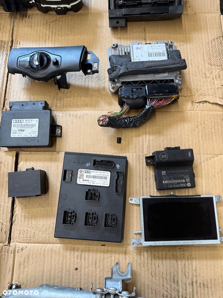 Audi a4b8  Moduł sterownik drzwi lewy przód 8T0959793 - 100 złoty  Panel klimatyzacji 8K1820043AG - 150 złoty  Silniczek wycieraczek 8K1955119A - 100 złoty  Panel sterowania 8K0864261 - 100 złoty  Panel przycisk ESP 8K0959673 - 100 złoty  Wyświetlacz Navi 8T0919603G - 100 złoty  Moduł sterowania gateway - 100 złoty  Moduł komfortu 8K0907063DH - 200 złoty  Moduł sterownika hamulca ręcznego 8K0907801L - 100 złoty  Komputer sterownika silnika 0281018576 - 100 złoty  Włącznik przełącznik świateł 8K0941531AR - 100 złoty  Radio 8R1035186F - 200 złoty  Licznik obrotomierz 8K0920901G - 200 złoty pęknięty  Moduł sterownik komfortu 8K0907064GD - 150 złoty  Pompa sterownik abs 8K0907379CH - 250 złoty  Audi a4b8 lift 8K5945096AC - 500 złoty                          8K5945095AC - 500 złoty  Strefa zgniotu lewa prawa 8K0607133D - 100 złoty                                                8K0807134D- 100 złoty  Kierownicą powietrza 8K0129739A - 100 złoty   Obudowa filtra powietrza 8K0133837BF - 150 złoty  Hak a4b8 - 250 złoty  Belka zderzaka przód 8K0807113F - 250 złoty  Moduł sterownik wentylatora chłodnicy 8K0959501F - 200 złoty  Pas przedni wzmocnienie czołowe belka zderzaka  993329B - 800 złoty  Grill Audi a4b8 8K0853651E - 400 złoty  Czujnik ciśnienia 0281002977 - 100 złoty  Dwie rury węże od wody - 100 złoty za sztukę - 7
