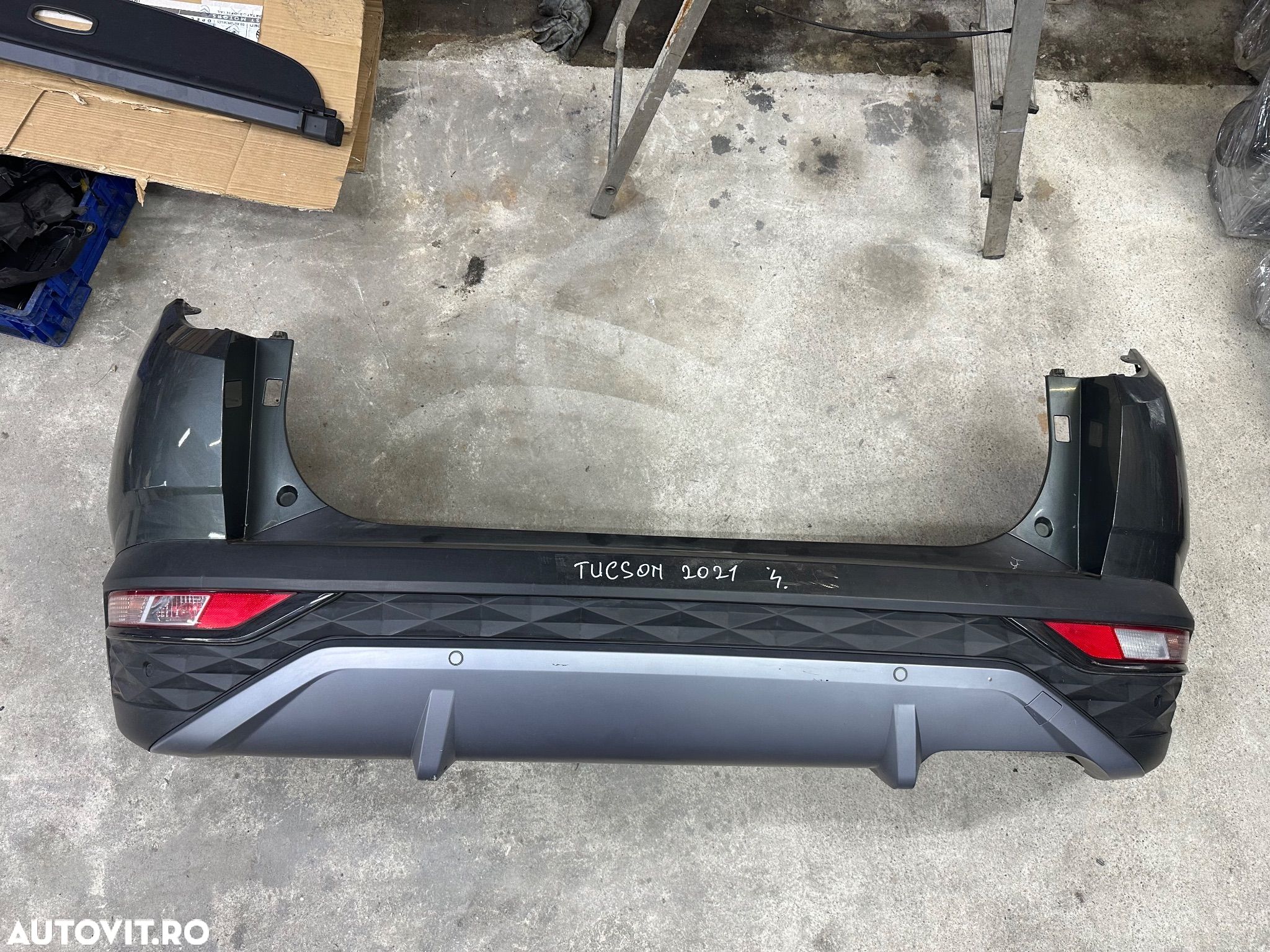 Bara spate HYUNDAI TUCSON an 2021 cu 4 senzori si ornamente ( are mic defect) - 1