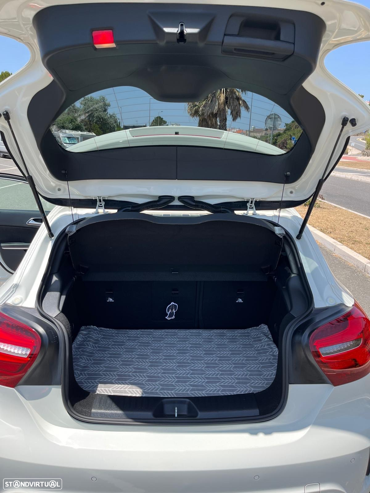 Mercedes-Benz A 180 d AMG Line - 12
