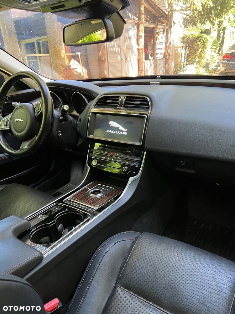 Jaguar XE S - 17