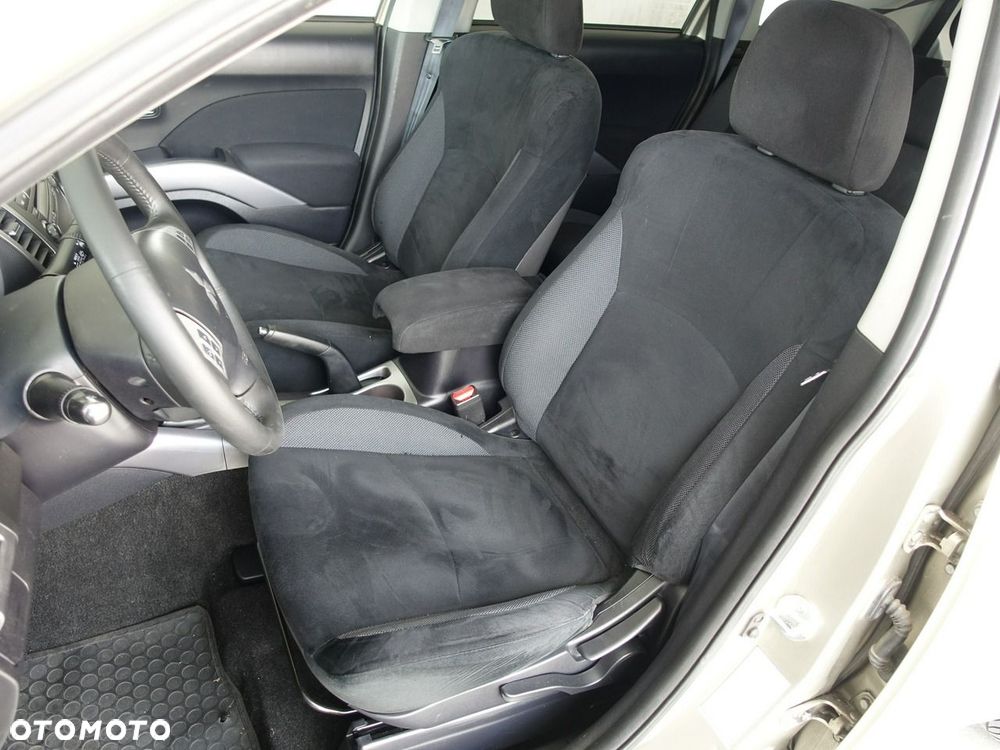 Mitsubishi Outlander 2.4 4WD Inform - 13
