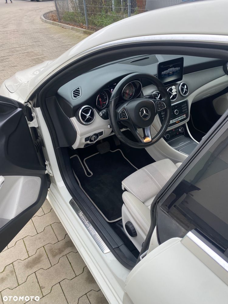 Mercedes-Benz CLA 180 7G-DCT - 16