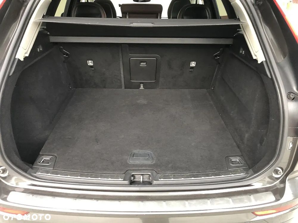 Volvo XC 60 T5 AWD Momentum Pro - 28