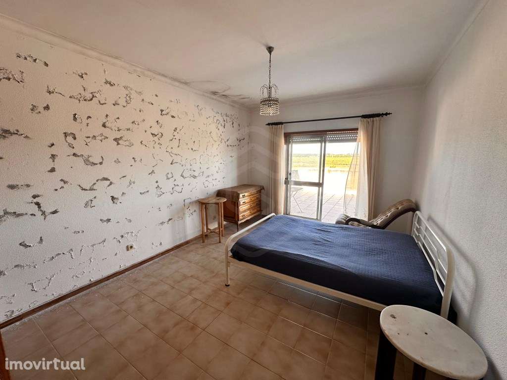 Andar de moradia T3 com amplo armazém no piso térreo nas Hortas em ... - Grande imagem: 5/45