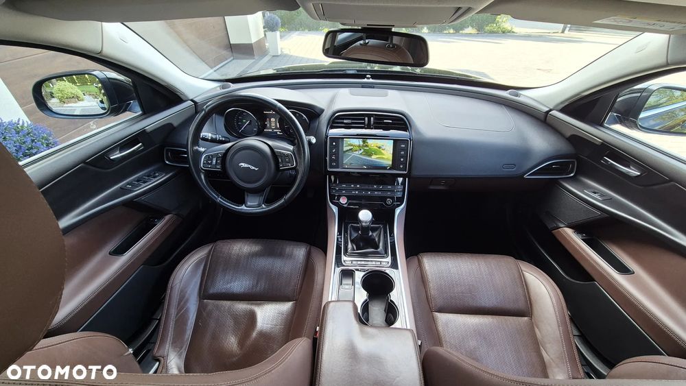 Jaguar XE 2.0 D Portfolio - 10