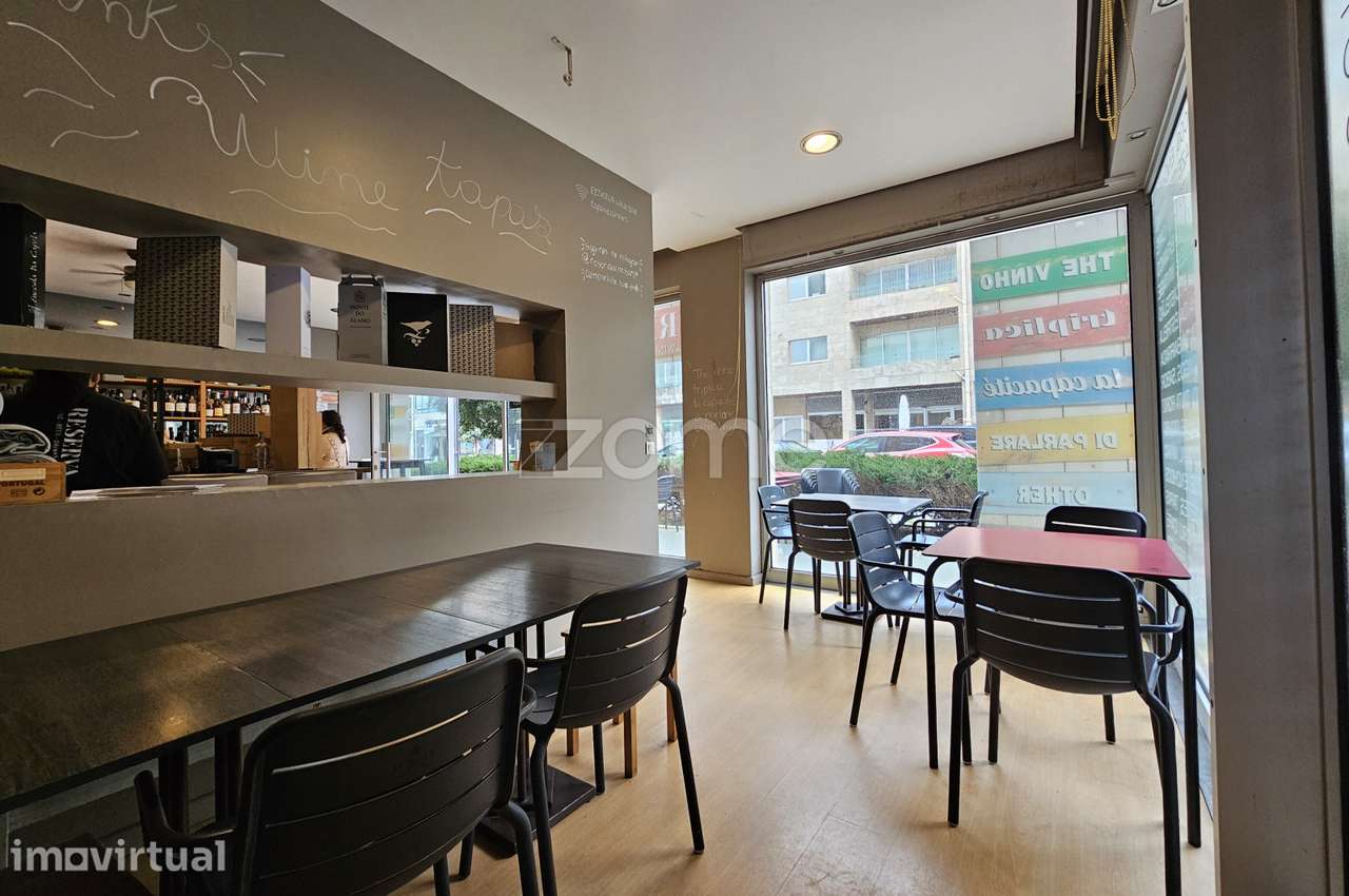Espaço Comercial com Montra e Acesso Direto à Rua - Matosinhos - Grande imagem: 5/23