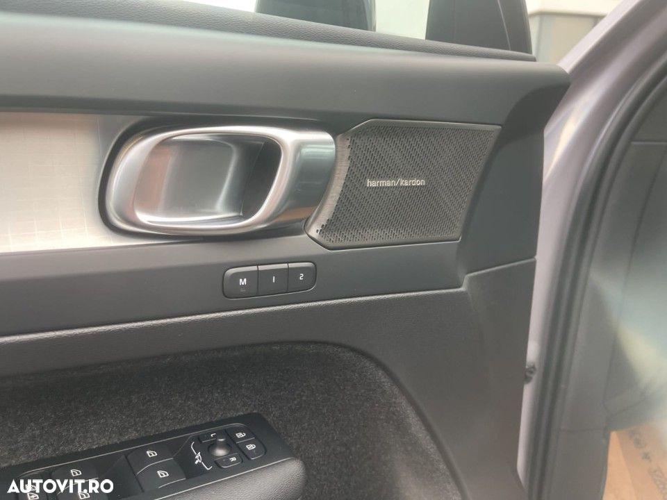 Volvo XC 40 B4 AT FWD MHEV Plus Dark - 17