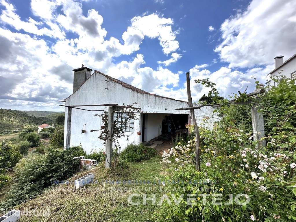 Quintinha com duas casas de campo e uma arrecadação a cerca de 4 km... - Grande imagem: 3/45