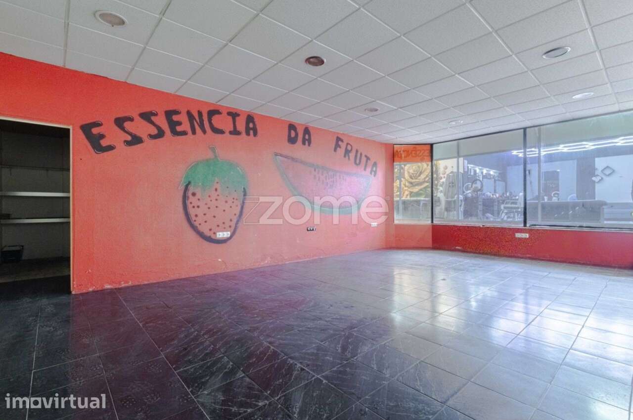 Loja com 118 m², armazém e acesso à garagem no centro de São Mamede... - Grande imagem: 3/17