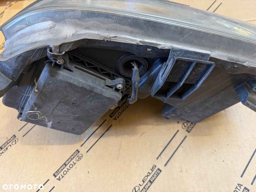 Lampa przednia prawa, lewa Lexus RX400h ANG 03-09r. - 2