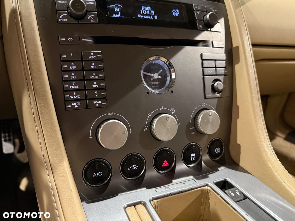 Aston Martin DB9 Standard - 29